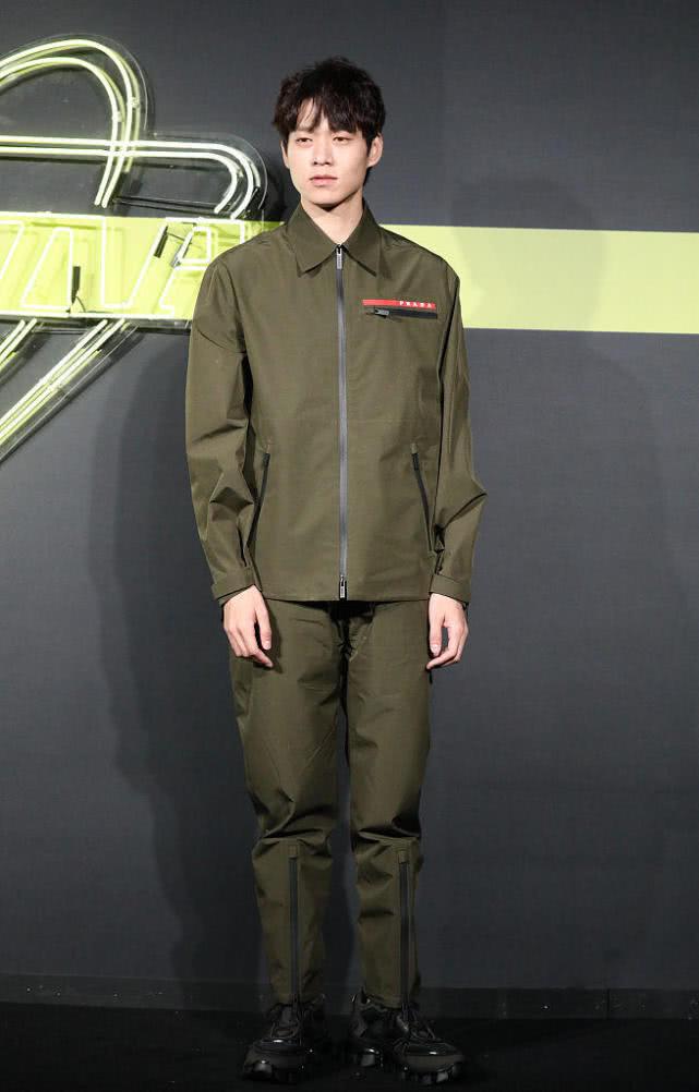蔡徐坤帅酷军装风展英姿迷skr人 余晚晚回眸灿笑温婉大气