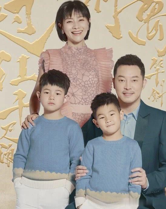 好像不年轻了,不过他的两个儿子安吉和小鱼儿又懂事又听话,他和胡可