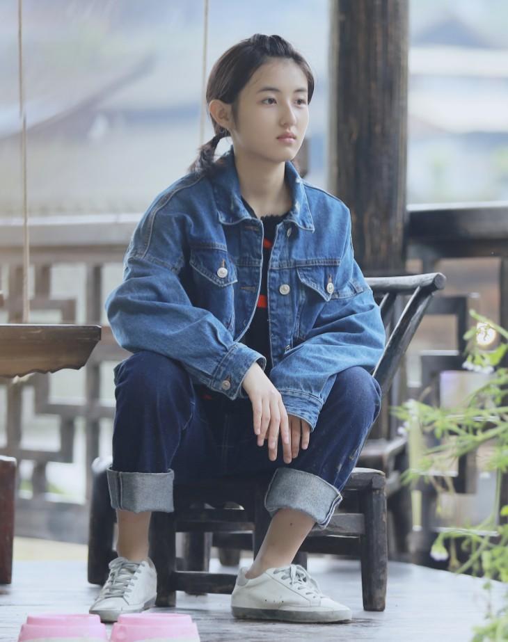 张子枫也太会扎头发了,随手一个"蝴蝶辫",初恋感迎面而来!