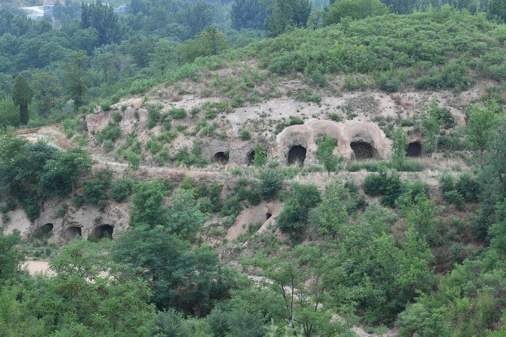 晋察冀边区政府旧址:坍塌的窑洞下,村民正搬入新居