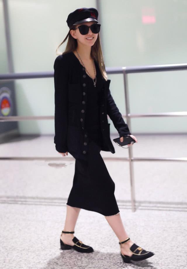 天王嫂昆凌是假的1米65?一条七分裙暴露真实身高,像1米5