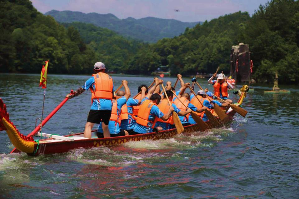 一半人海在东湖,一半人山在天池,端午节武汉两大龙舟赛超热血