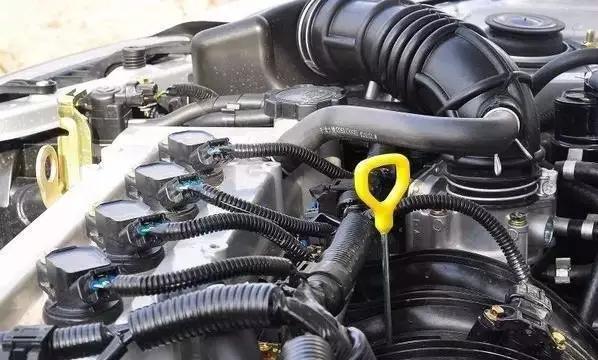 机油标尺一般都在发动机的旁边,有的在上面,有的在侧面.