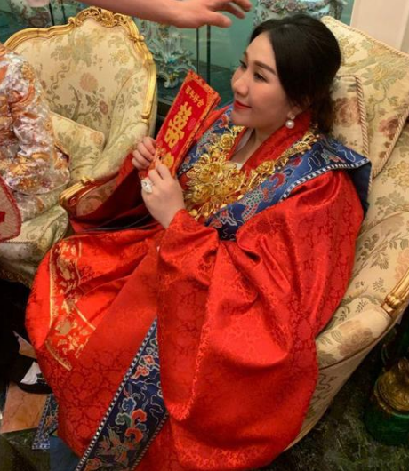 何超盈怀双胞胎?怀孕5月却肚大如萝,身材走形坐拥14亿嫁妆!