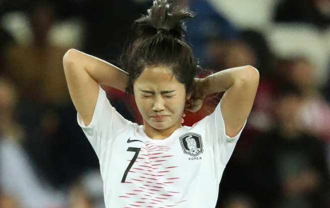 韩国足坛第一美女李玟娥错失单刀抱头的一瞬间被盛赞可爱