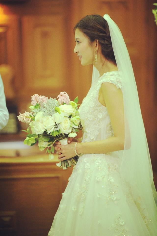 林志玲早期婚纱造型,一袭白色薄纱长裙高级又仙气,美成小仙女