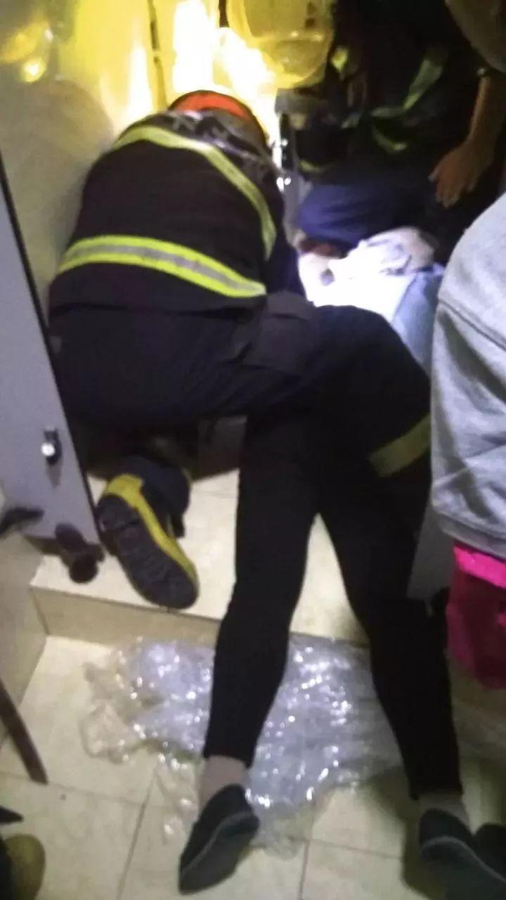 手机掉进厕所蹲坑,女子伸手去捡,接下来一幕太尴尬.