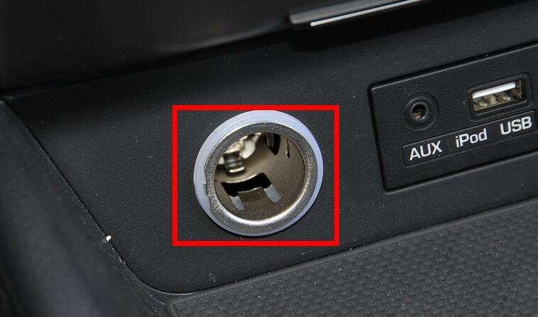 汽车点烟器中间触点为正极,外围触片为负极.