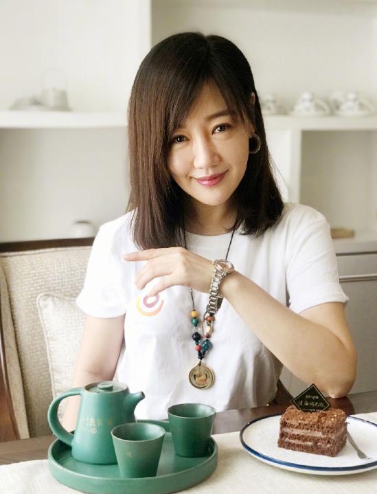 胡歌前女友薛佳凝久违晒照,笑容甜美难掩老态,41岁"隐居"生活