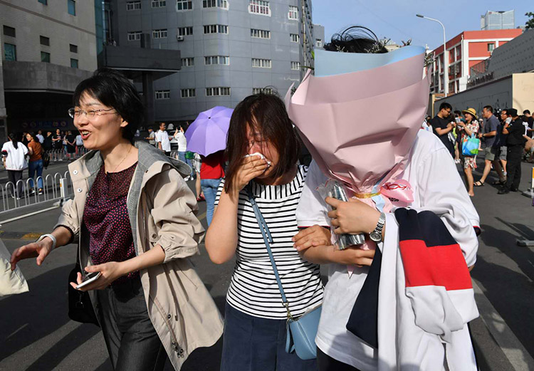 2019年高考结束考生们走出场组图