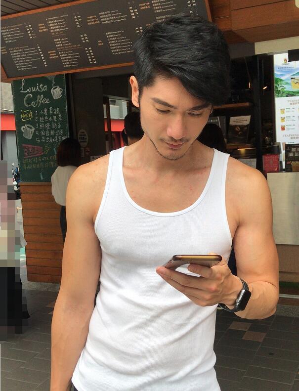 高以翔哥哥晒臭美自拍满脸胡渣男人味十足棱角分明帅气爆棚