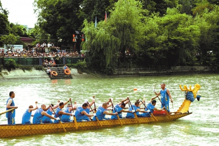 郫都区三道堰镇龙舟划起来热闹过端午