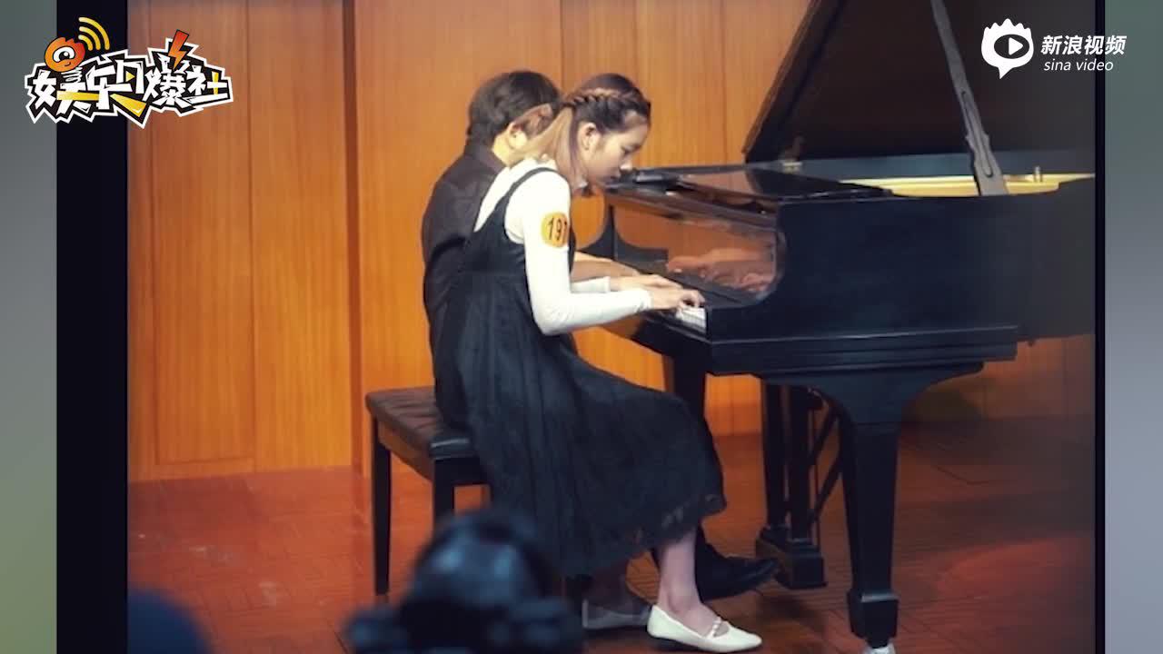 视频:黄多多染黄发似邻家女孩 弹钢琴秀琴技
