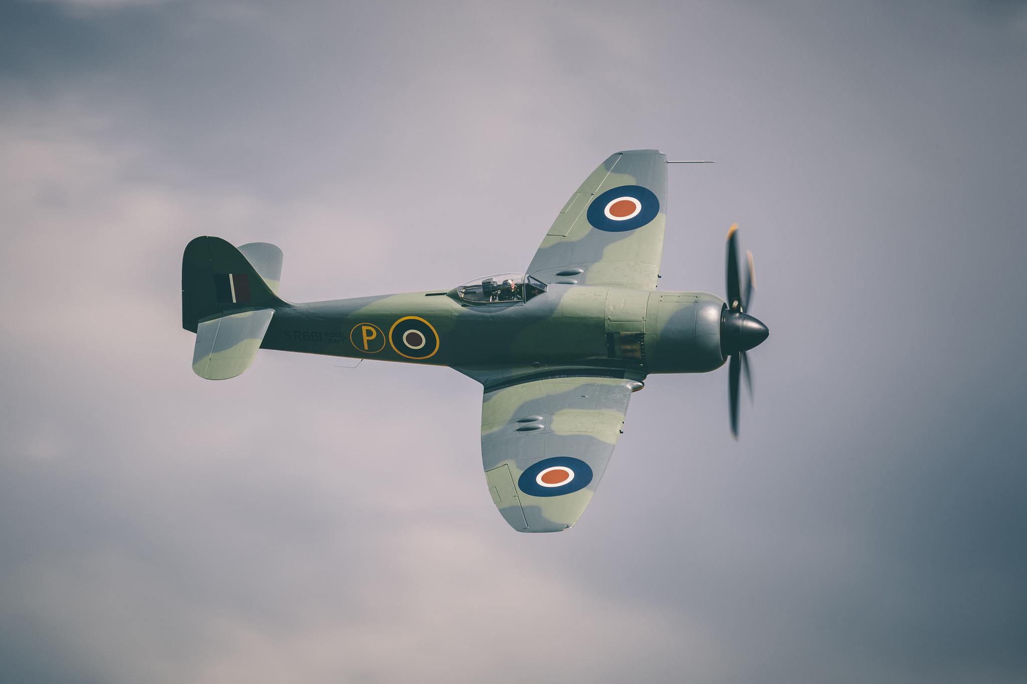 特别是在螺旋桨飞机时代,飞行中螺旋桨高速运转的同时,也直接挡住了