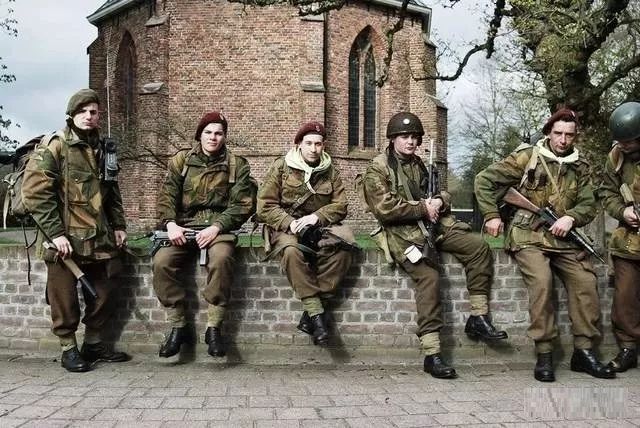 1939年列装的英军p37军服最难以接受的就是德军的高筒靴,在高温下不