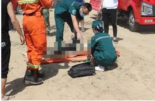 终于成功将落水男子救起,但遗憾的是,因为溺水时间久,男子已失去了