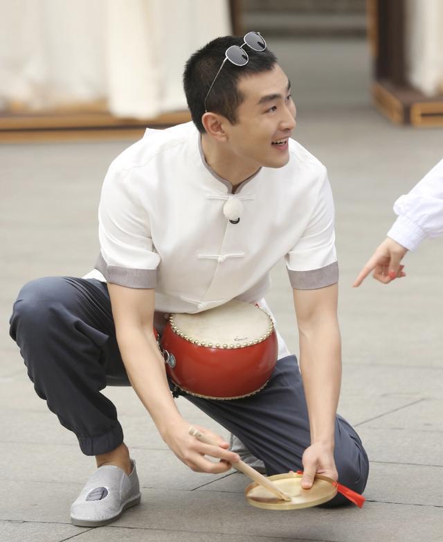 郑元畅录《跑男》入场细节圈粉,王嘉尔游戏险受伤,郑元畅举动暖