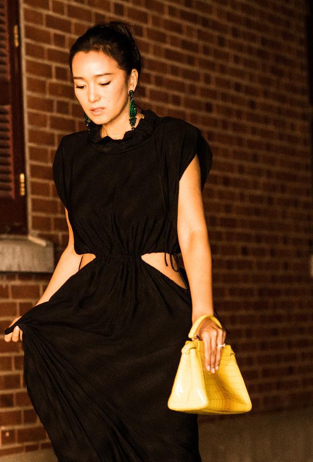 巩俐亮相fendi时装秀,"破烂"衣服引人注目,气场依旧强大