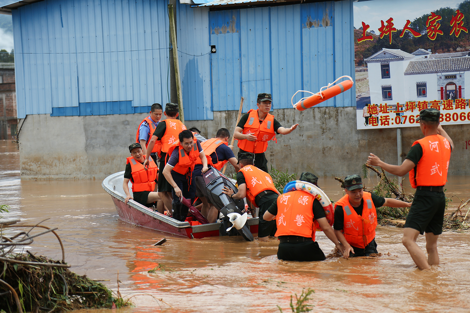 东莞蓝天救援队驰援河南抗洪救灾 ，转移被困群众116次421人|河南省|东莞市|抗洪_新浪新闻