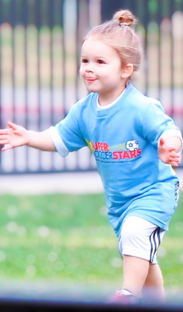 小七幼年照太招人喜欢!贝克汉姆和维多利亚 对七公主宠爱有加