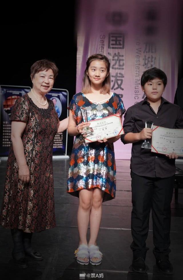 早前多多的身高就一度被热议,而从这次的照片看,小妮子的确是长高了不