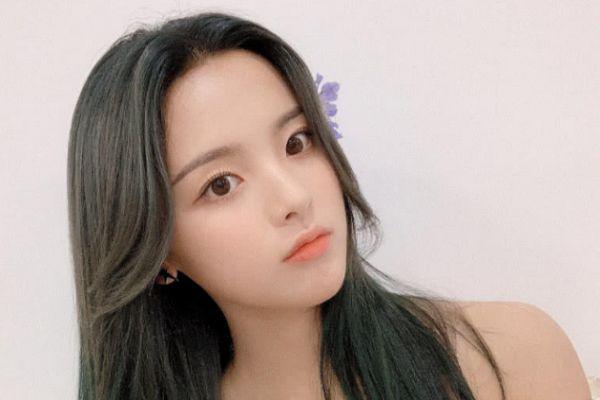 创造营学员向杨超越要签名照,超越神反应,还没适应当明星?