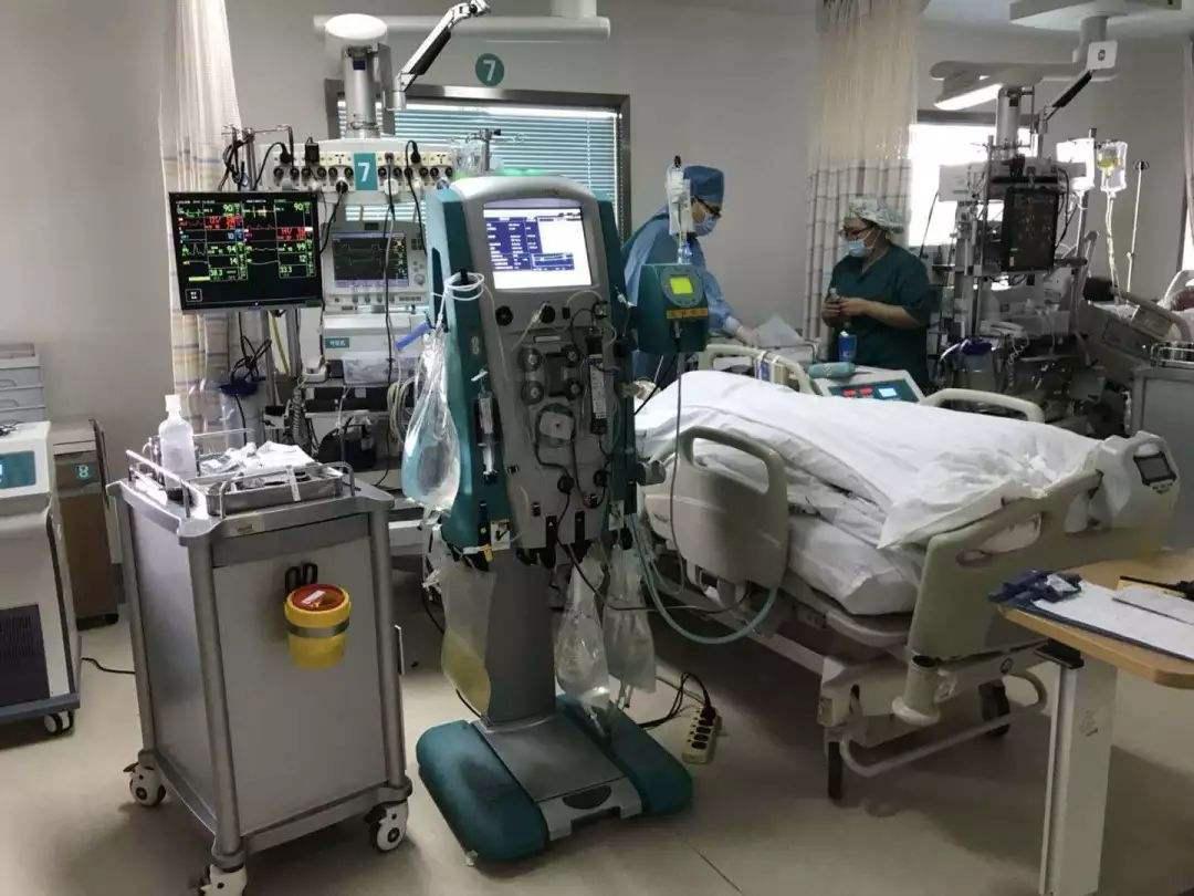 情况很严重,经过医生的紧急处理后,又把小苹果送进了icu重症监护室