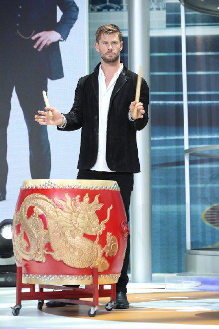 锤哥现身《黑衣人》北京发布会!小蛮腰走光,被