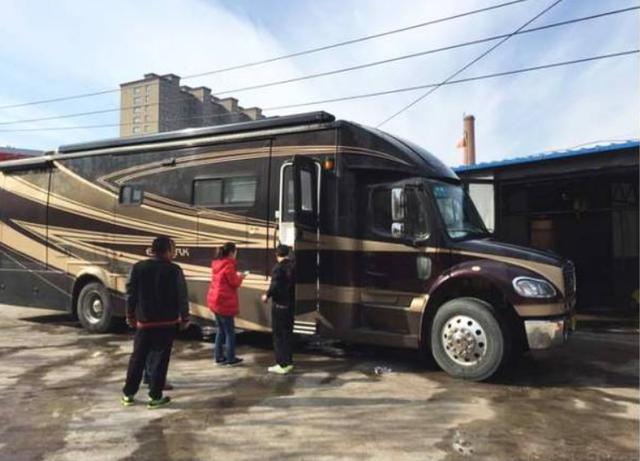 赵本山豪华房车,外表看着"笨重"里面奢华无比,成龙也比不过