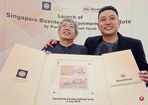 翁赐礼（左）和儿子翁子彦携手为新加坡金融管理局设计20元纪念钞，这是父子俩第三次为金管局设计纪念钞票。（图片来源：新加坡《联合早报》 庄耿闻摄）