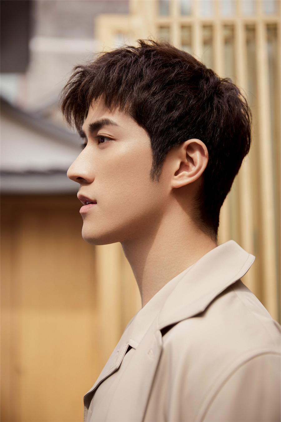 近日,李治廷发布一组全新写真照片,米色风衣套装彰显别样时尚型格.