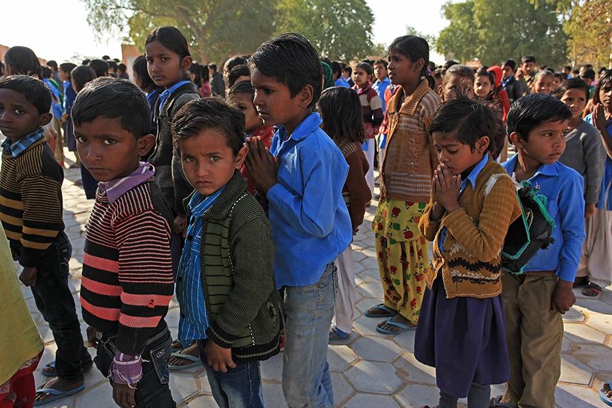 印度乡村的学校:教室非常简陋,常常有书桌没有椅子