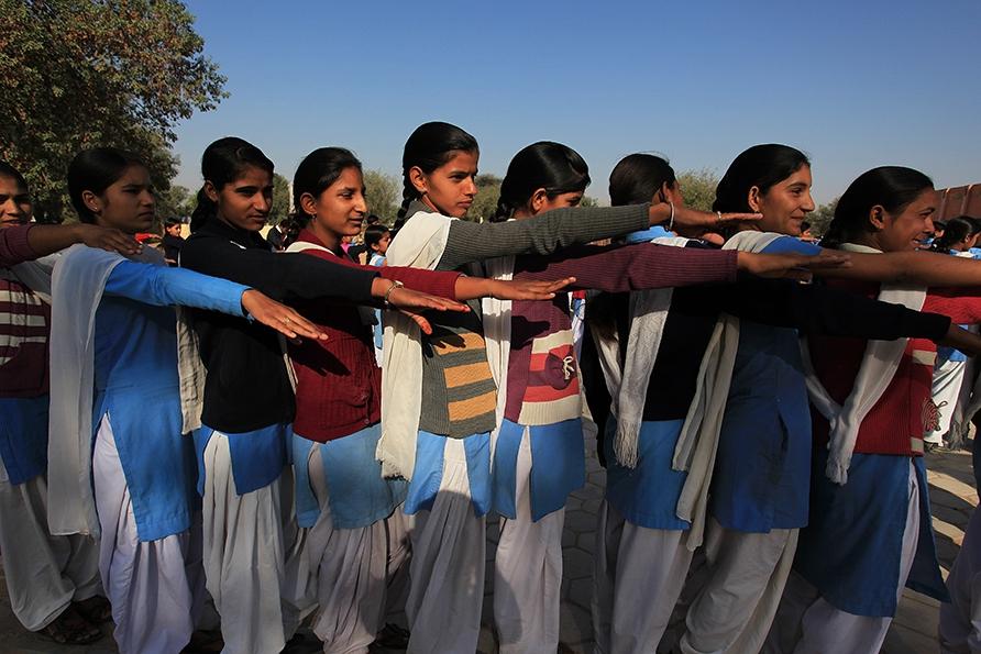 印度乡村的学校:教室非常简陋,常常有书桌没有椅子