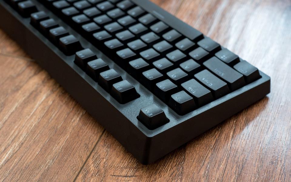 ▼键盘依旧是传统阶梯式布局,非常的低调.