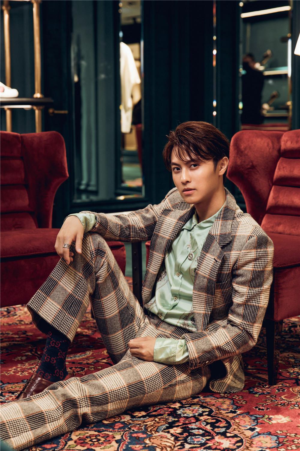 活动当天,王子邱胜翊一袭单排扣格纹西装搭配果绿色真丝衬衫,古典时尚