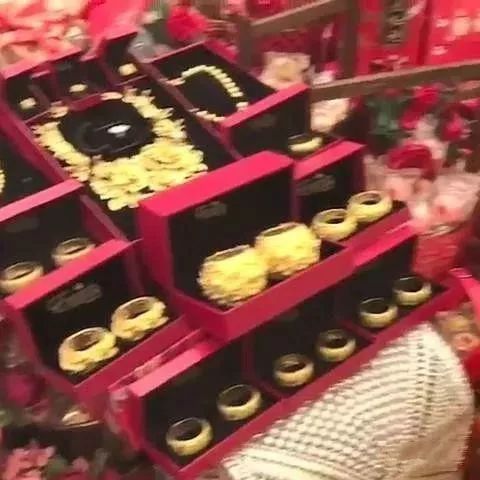 赌王千金何超盈“过大礼”壕无人性,她未来老公也不简单!