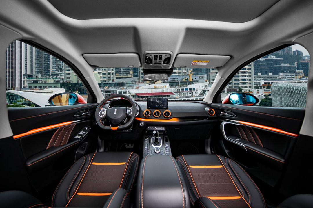 进入vv5 1.5t的车内,我们可以看到它原创度极高的内饰设计,12.