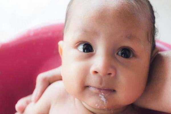 孩子吐奶、溢奶,可能是你没有做对这件事(图1) 孩子吐奶、溢奶,可能是你没有做对这件事,新手妈妈看