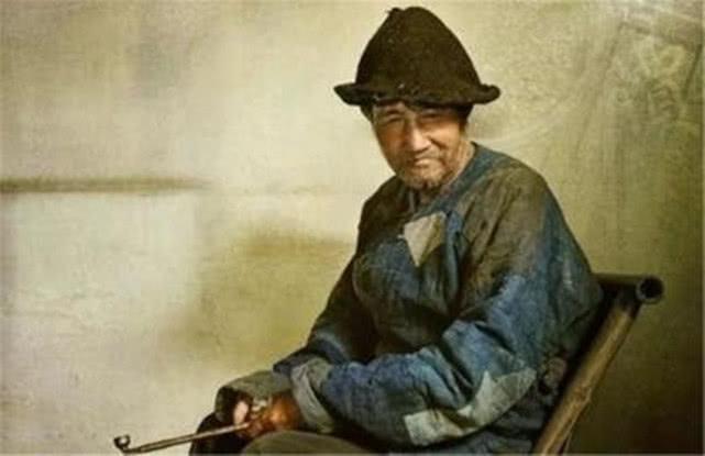 鲁迅在《故乡》里,揭示并批评了中年闰土,表达了他对当时的国人"哀其