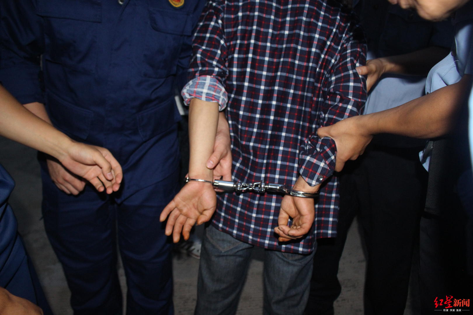 手铐弹簧锁损坏 民警驱车60公里找消防求助