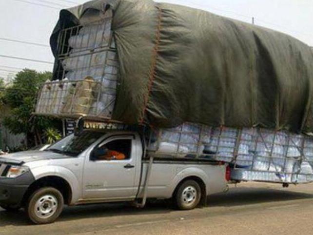 世界上最奇葩的汽车超载排行,印度公交车顶竟然能挤30多人!