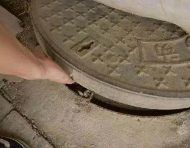 很多人偷井盖,为什么没有人偷铁轨?警察:谁敢偷试试?