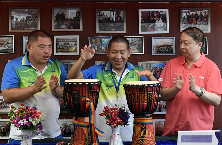 残疾人朋友学习沙槌演奏技巧.