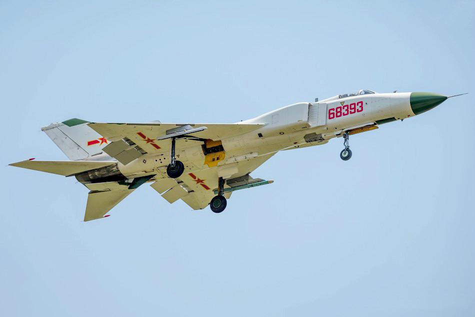 歼侦-8f战术侦察机,是在歼-8f上进行改装的,它在歼-8f的基础上多携带