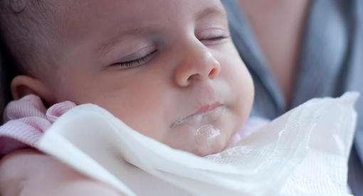 孩子吐奶、溢奶,可能是你没有做对这件事(图4) 孩子吐奶、溢奶,可能是你没有做对这件事,新手妈妈看