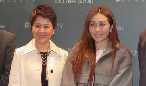 赌王千金何超盈“过大礼”壕无人性,她未来老公也不简单!