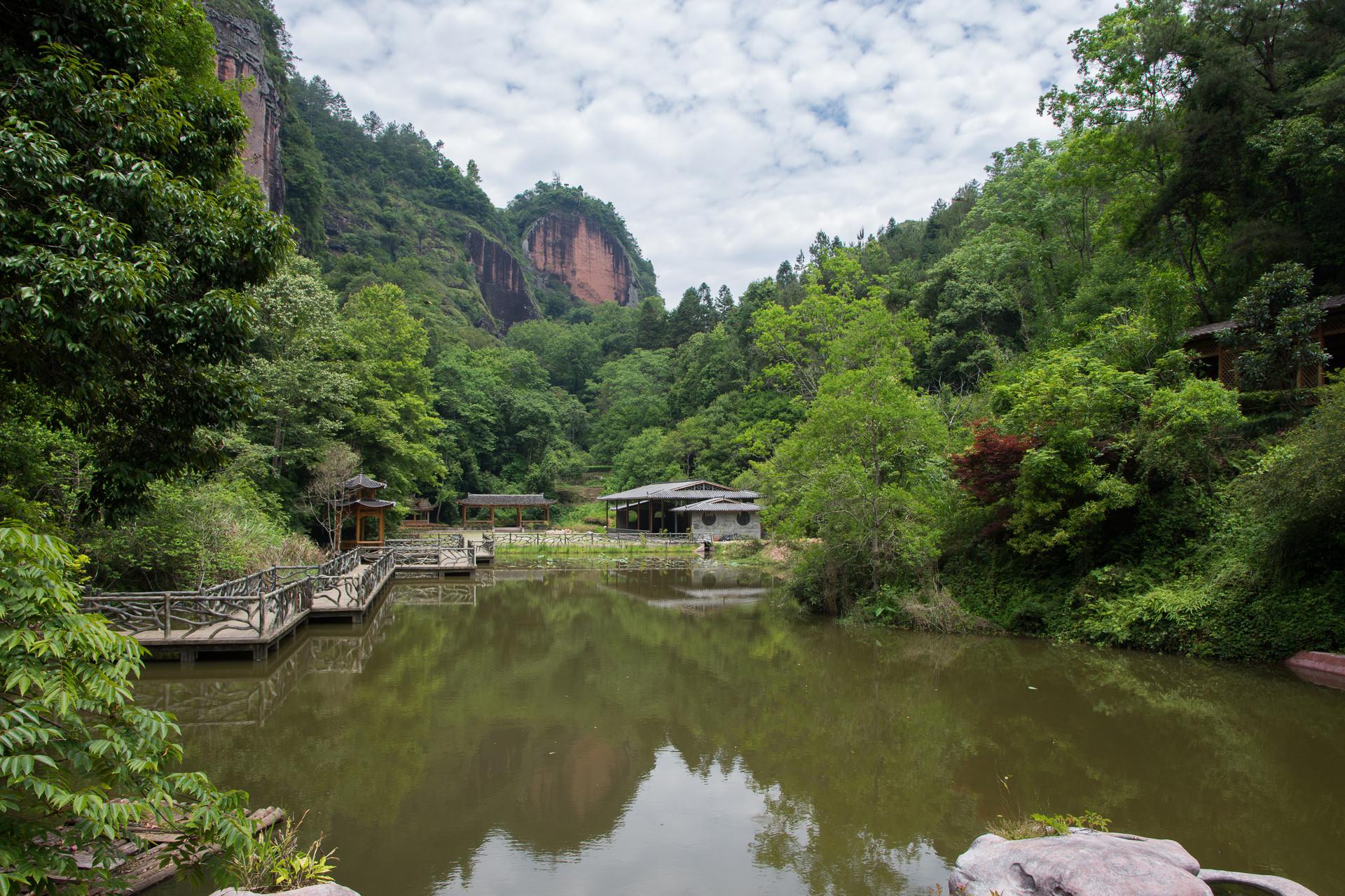 丹霞地貌只知道丹霞山?这四座山都是丹霞名山,还是世界遗产|丹霞峰|八角寨|丹霞山_新浪新闻