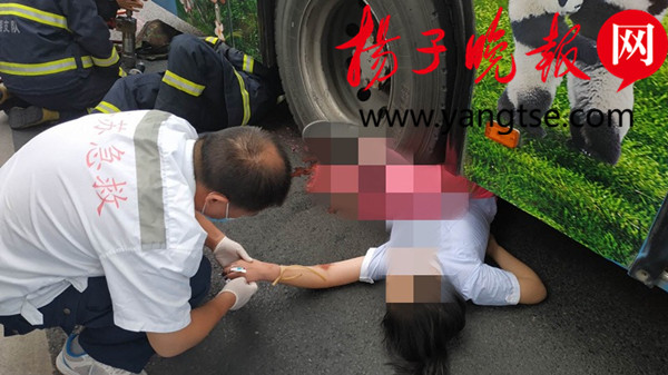 暖新闻四年级女孩放学途中遭公交车碾压路人合力抬起公交车但愿女孩的