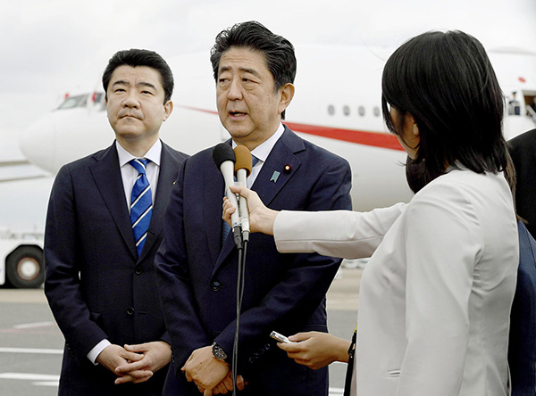 当地时间2019年6月12日，日本东京，日本首相安倍晋三前往伊朗前在机场接受采访。视觉中国   图