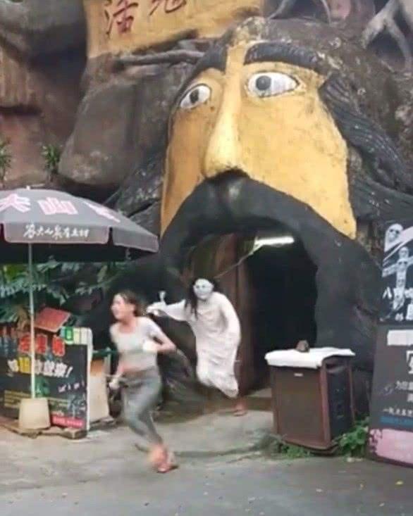 搞笑gif动图这鬼屋的鬼太过分了啊大白天居然还敢追出来